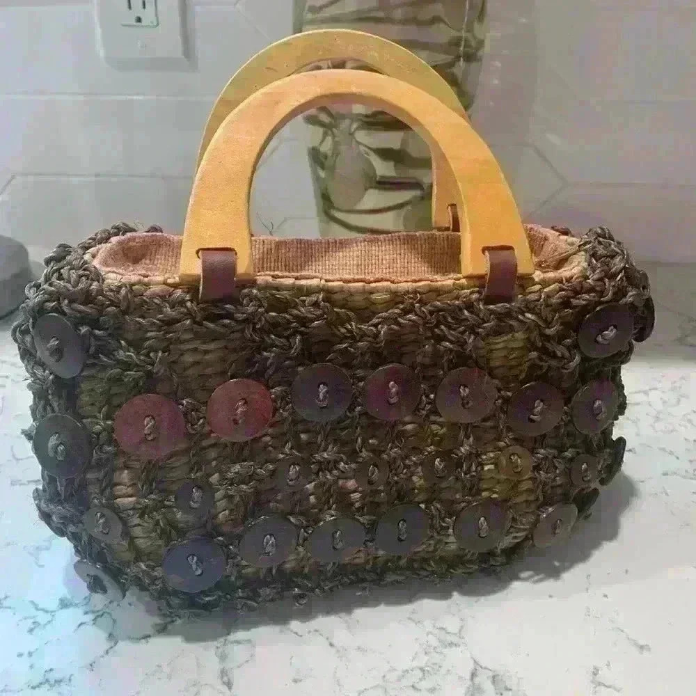 Rattan bag adorned with buttons